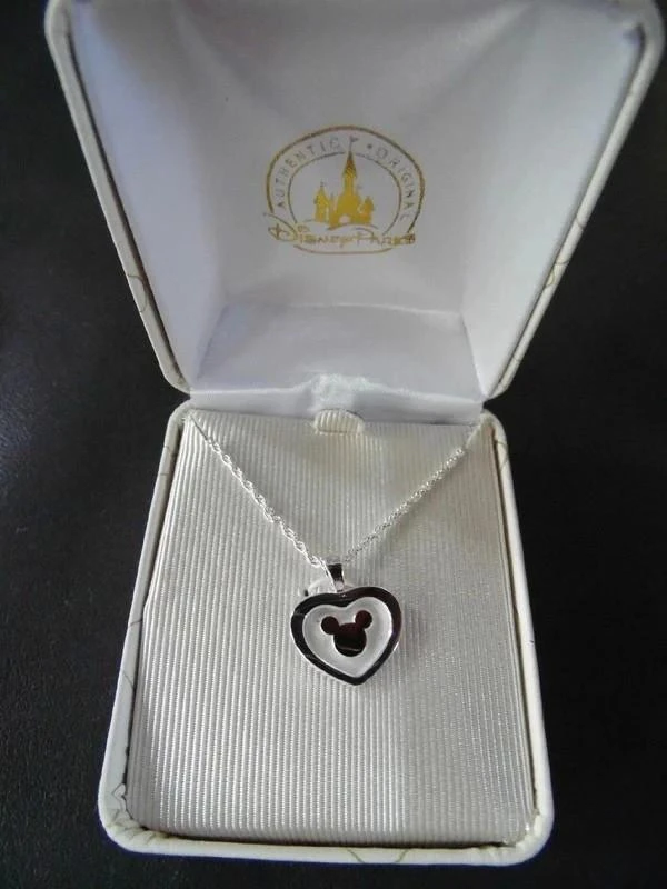 Ravissant collier + pendentif minnie dans coeur disney disneyland paris dans cof